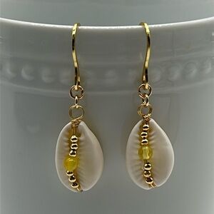 2356- Handmade Shell Dangle Earrings NWT